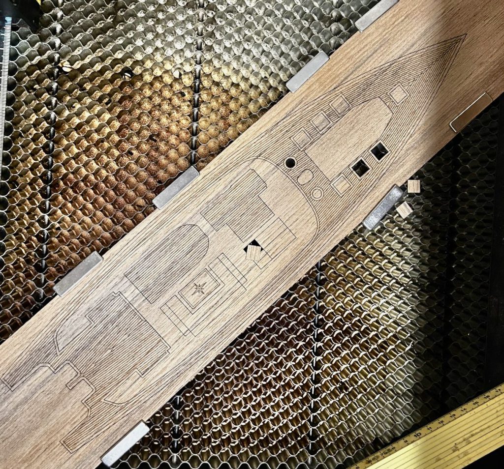 Coperte per modelli imbarcazioni in vero teak serigrafate a laser 